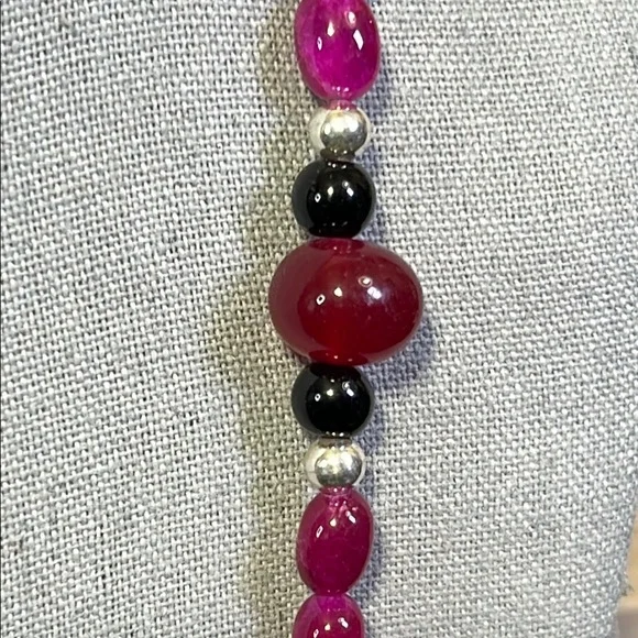 Elegant Pink and Black Beaded Necklace - Picture 3 of 3